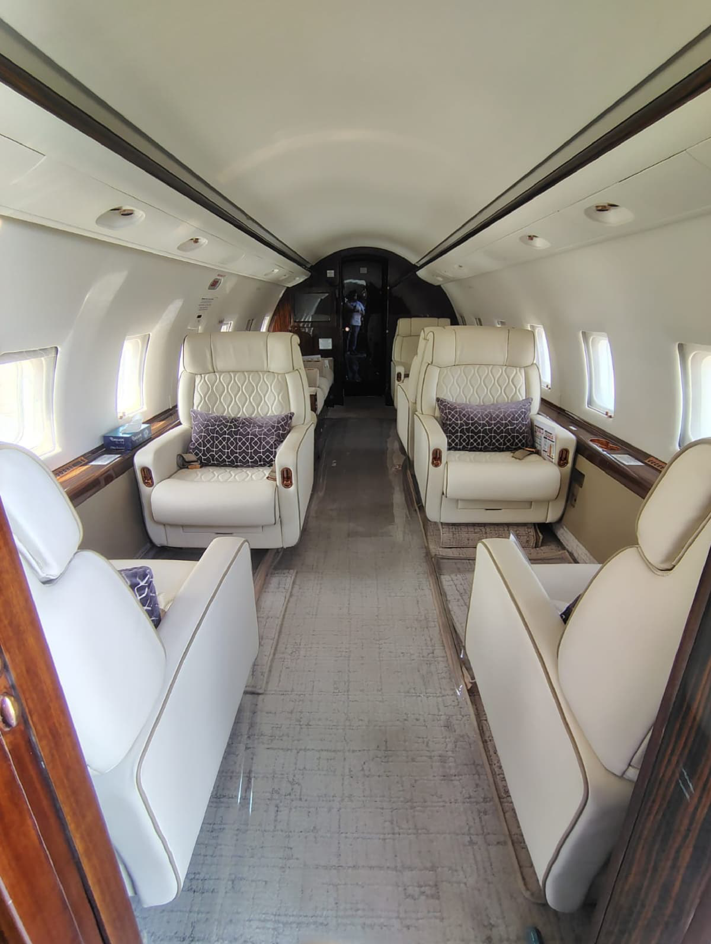 Bombardier Challenger 604 exterior