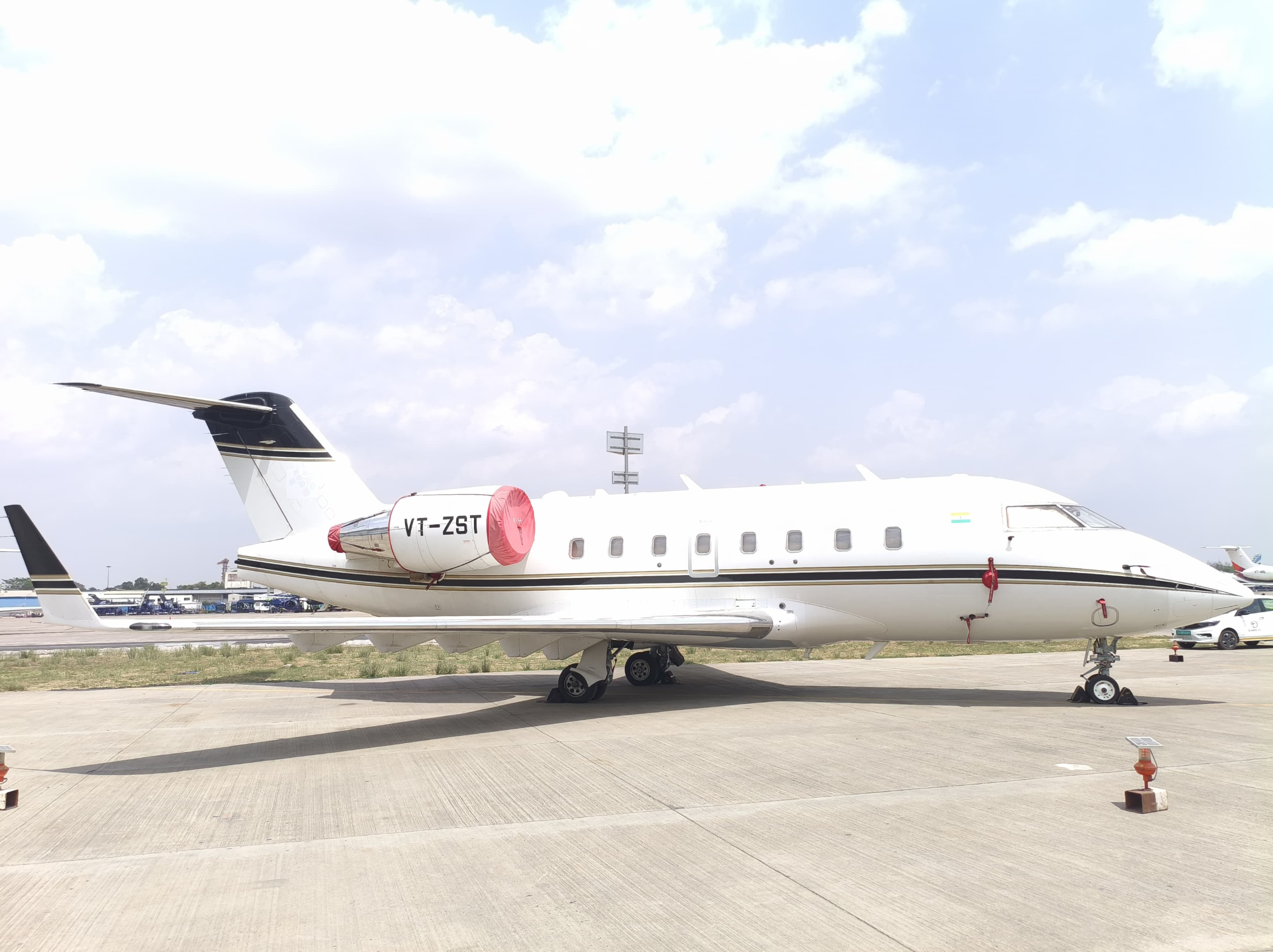 Bombardier Challenger 604 in flight